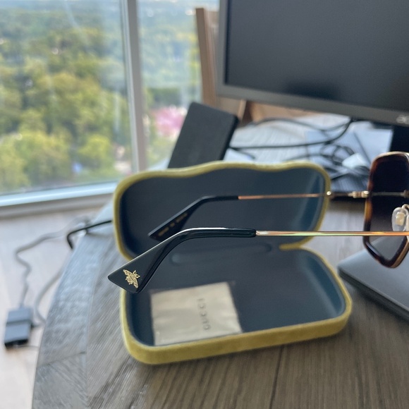 Gucci Tortoiseshell and Gold Sunglasses - Picture 4 of 7